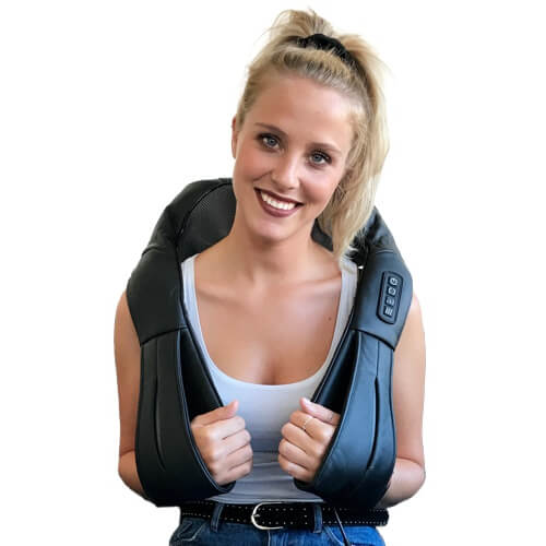 Junge Frau mit schwarzem Nackenmassagegerät